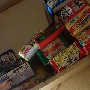 32 packs of baseball cards from the 1990s